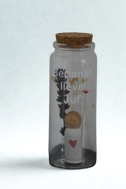 Glazen pot met pegdoll, droogbloemen en tekst bedankt lieve juf.
