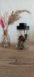 Waxinelicht houder gevuld met een minituintje aan droogbloemen