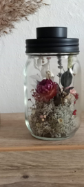 Waxinelicht houder gevuld met een minituintje aan droogbloemen