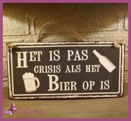 Metalen bord "Het is pas crisis als het bier op is" zwart € 12,99