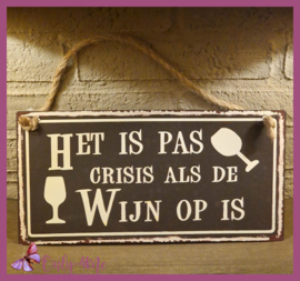 Metalen bord "Het is pas crisis als de wijn op is" zwart €  12,99