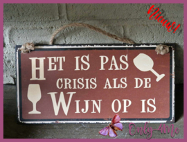 Metalen bord "Het is pas crisis als de wijn op is" rood € 12,99
