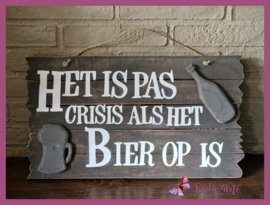 Houten bord "Het is pas crisis als het bier op is" € 19,99