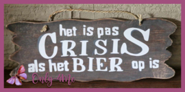 Houten bord "Het is pas crisis als het bier op is" € 9,99