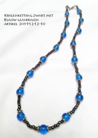 ketting zwart met blauw glaskralen