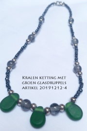 Ketting met groen glasdruppels