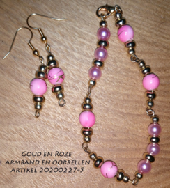 Goud en roze set oorbellen en armband