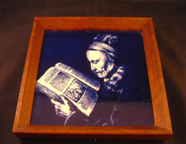 Delfsblauwe tegel, handgemaakt, lezende vrouw, Vintage
