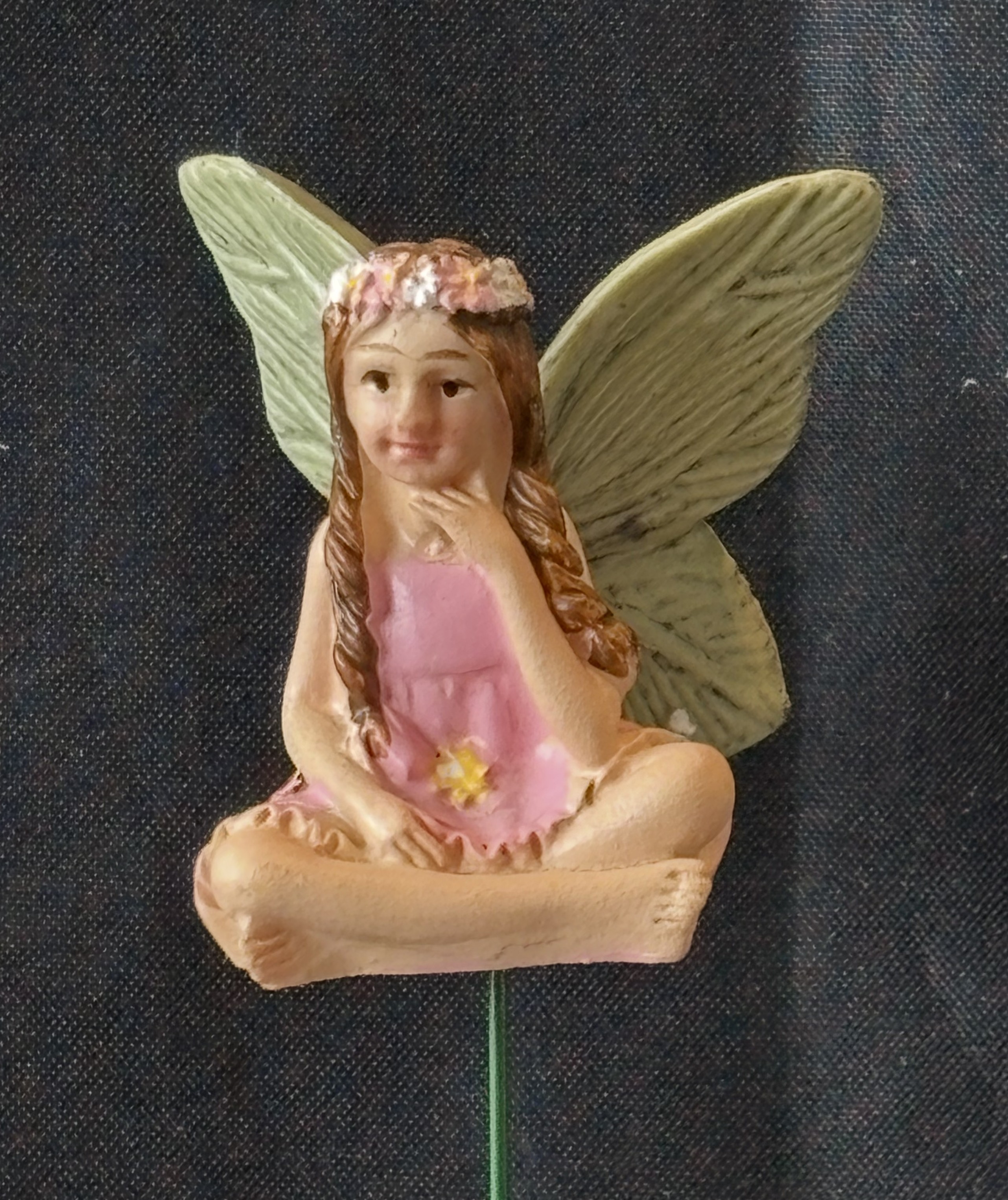 Zittend elfje met gekuiste benen
