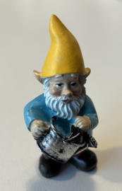 Kabouter met puntoren en gieter