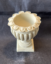 Klassieke Victoriaanse vaas, crème kleur