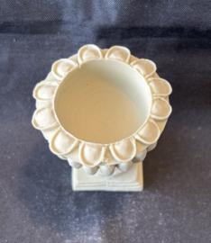 Klassieke Victoriaanse vaas, crème kleur