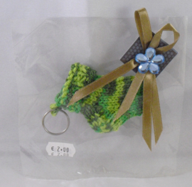 Gebreide sleutelhanger in cadeauverpakking, groen