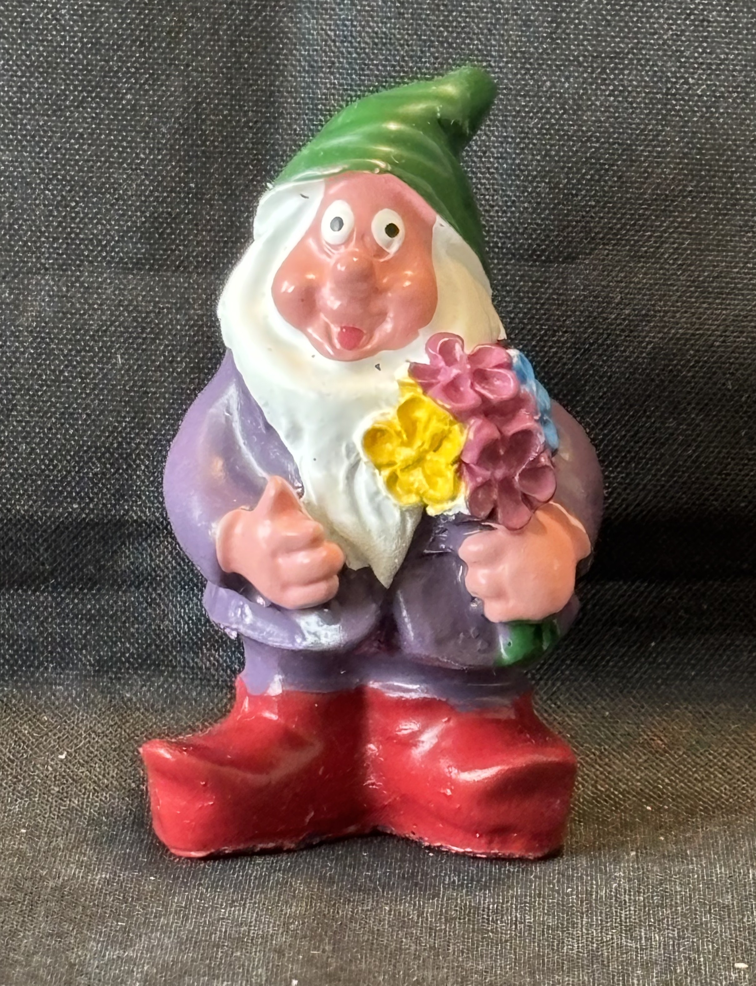 Kabouter met bos bloemen