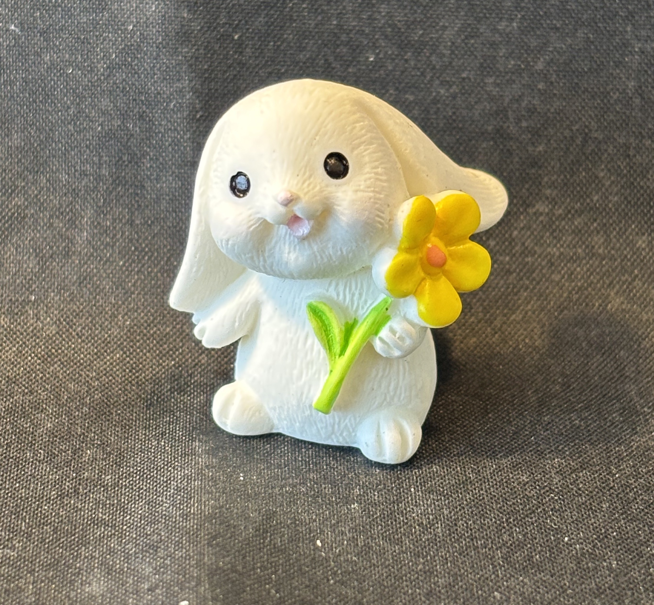 Konijn met bloem
