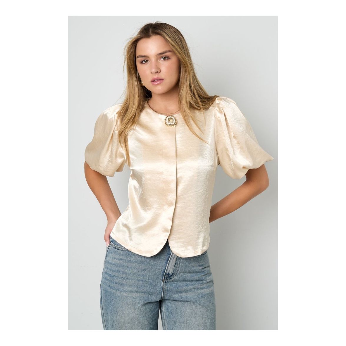 Gimme blouse - pofmouw - opvallende sierknoop - ecru - zijdeachtige ztof