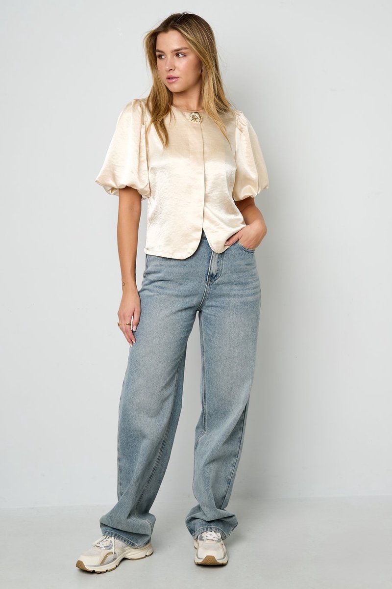 Gimme blouse - pofmouw - opvallende sierknoop - ecru - zijdeachtige ztof