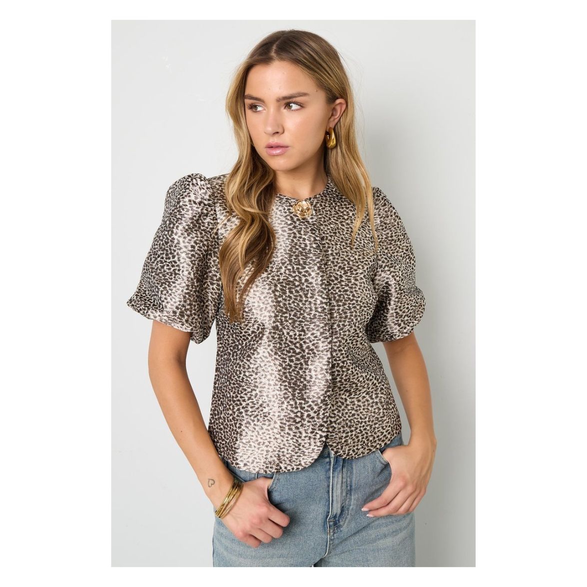 Gimme blouse - pofmouw - opvallende sierknoop - panter - zijdeachtige ztof