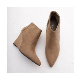 ZoeZo Design - enkellaarzen - sleehak - taupe - hakhoogte 9 cm - suedine