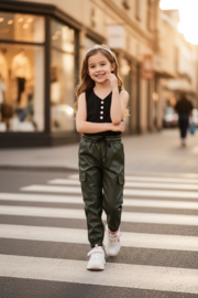 Groene lederlook meisjes broek – stoere en trendy cargo broek
