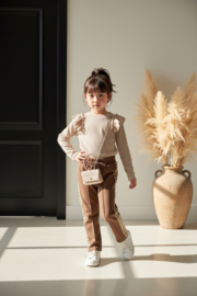 Bruine meisjes broek met hartjes – comfortabele en stijlvolle broek