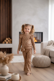 Bruine meisjes set met panterprint – trendy en comfortabele outfit