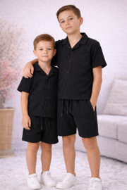Zwarte jongens zomer set met knoopshirt en short – luchtige outfit