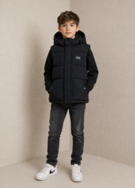 Zwarte jongens bodywarmer met capuchon – warme bodywarmer