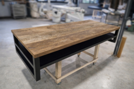 Massief oud eiken salontafel met stalen frame