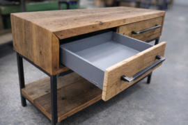 Badmeubel van massief hout mest stalen frame