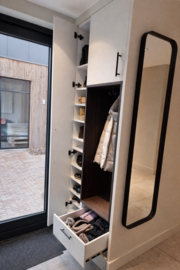 Maatwerk kastenwand met geïntegreerde warmtepomp en garderobe
