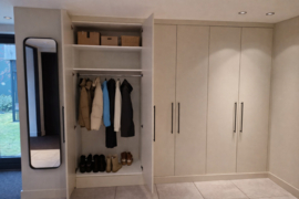 Maatwerk kastenwand met geïntegreerde warmtepomp en garderobe