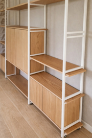 Maatwerk kastenwand van eikenhout & staal