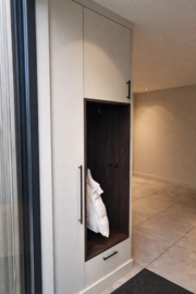 Maatwerk kastenwand met geïntegreerde warmtepomp en garderobe