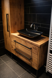 Badmeubel van massief hout met hoge kast
