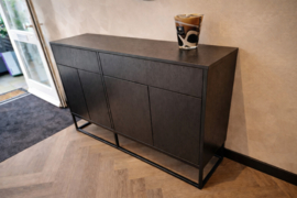 Maatwerk sidetable met opbergruimte in eikenhout