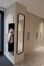 Maatwerk kastenwand met geïntegreerde warmtepomp en garderobe