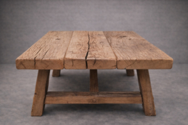Massief oud eiken salontafel met houten onderstel