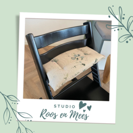 Tripp Trapp los zitkussen - decoratiestof - eucalyptus bladeren met roze en mauve accenten