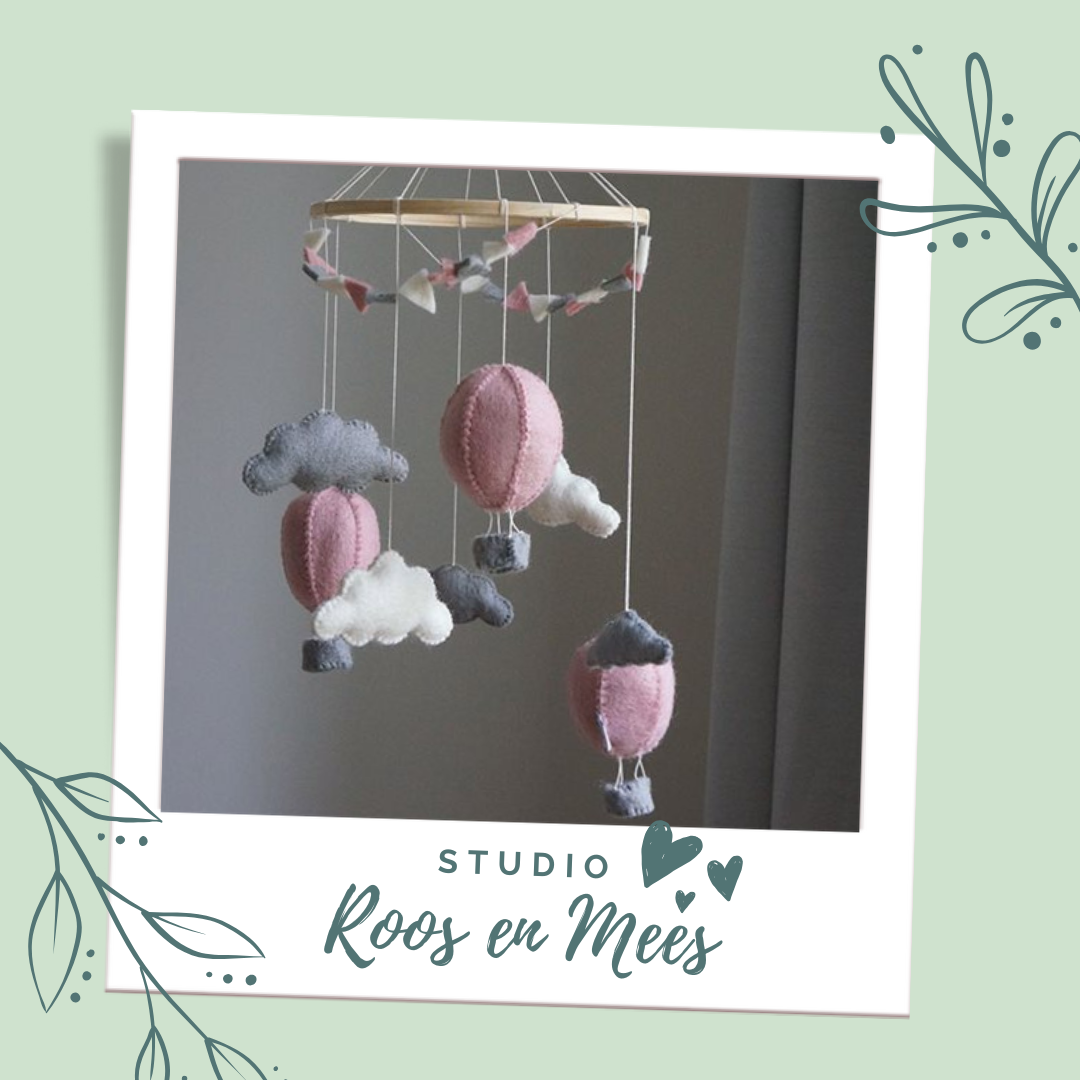GAMCHA - mobiel - luchtballonnen, wolken en slingers roze