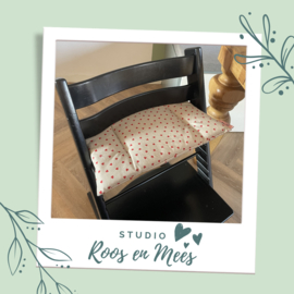 Tripp Trapp los zitkussen - decoratiestof - rode hartjes op zand