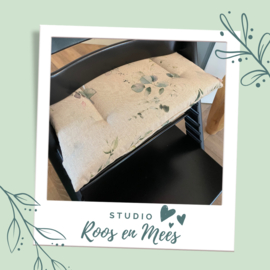 Tripp Trapp los zitkussen - decoratiestof - eucalyptus bladeren met roze en mauve accenten