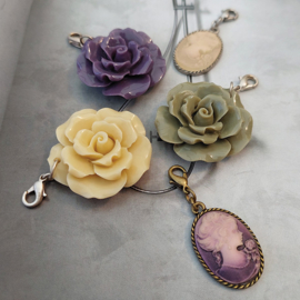 Biba ketting hanger camee paars