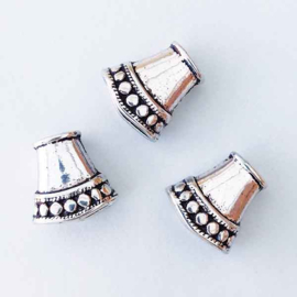 Metalen eindkap taps model met onderzijde motief 15x15mm zilver (per stuk)