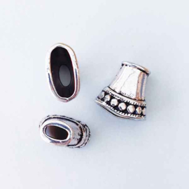 Metalen eindkap taps model met onderzijde motief 15x15mm zilver (per stuk)