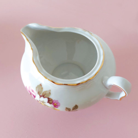 Brocante melkkan met bloemen roze, geel en wit