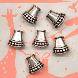 Metalen eindkap taps model met onderzijde motief 15x15mm zilver (per stuk)