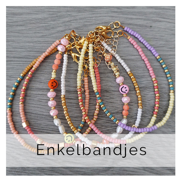 Gekleurede en handgemaakte kralen enkelbandjes shop je bij Chalicious.an