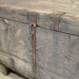 Oud Houten Kist met IJzerbeslag Roest