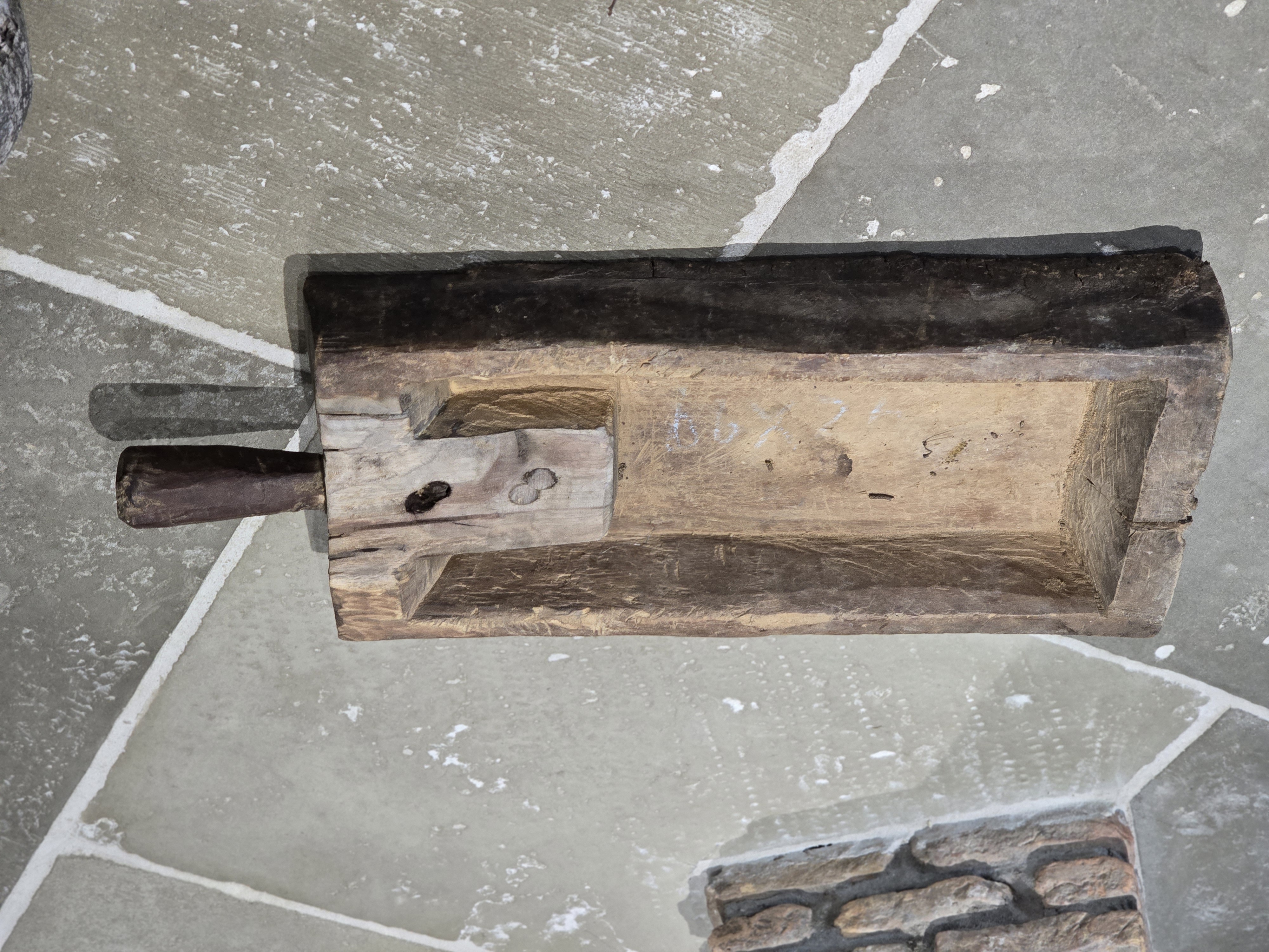 Oude Houten Trog met Handvat